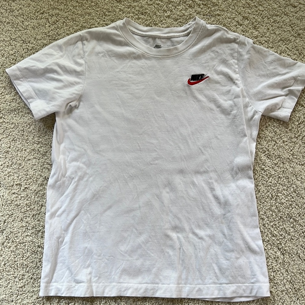 Nike Sportswear Club white T-shirt boys size Large